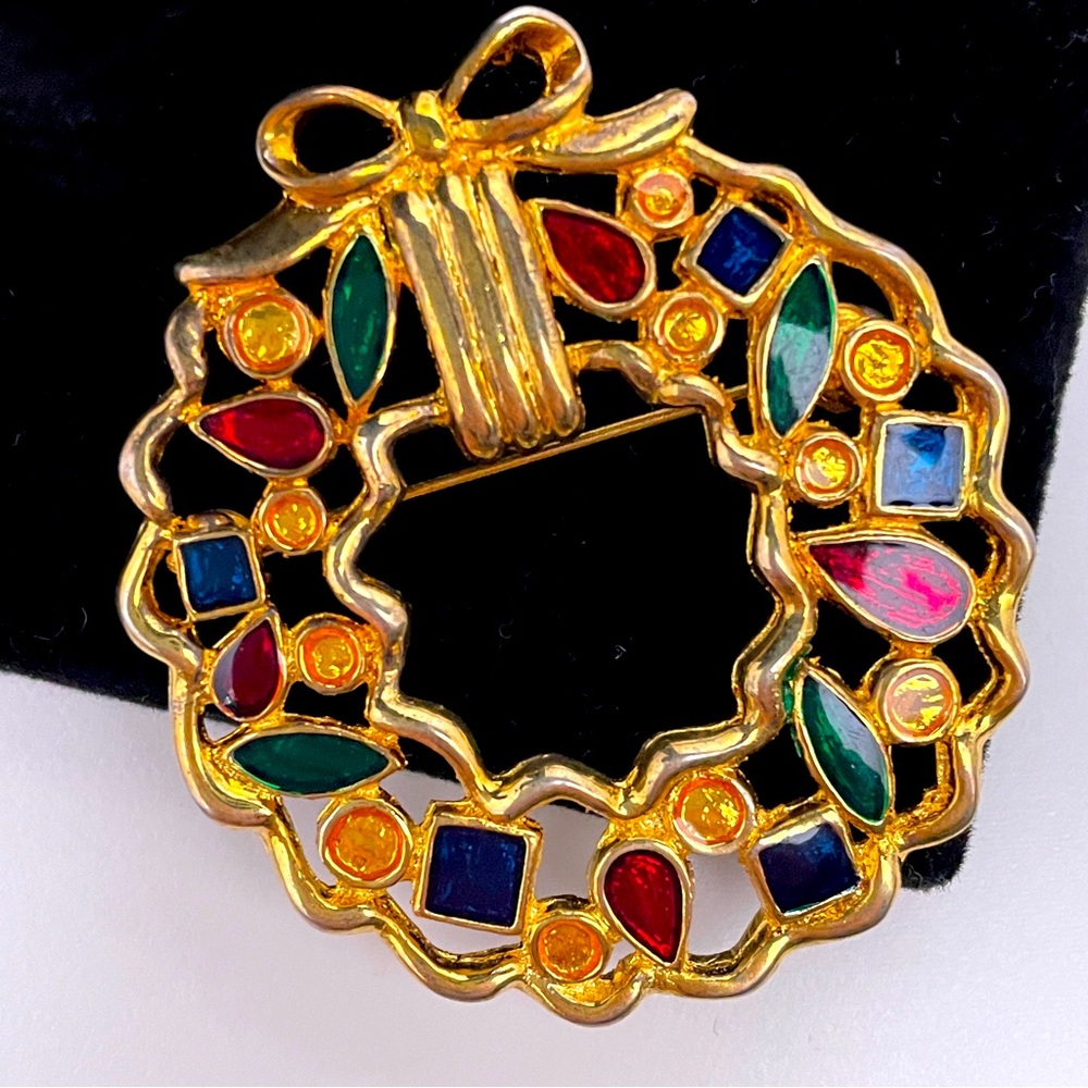 Vintage Heavy Gold Tone Winter Holiday Christmas Festive Wreath Pin / Brooch